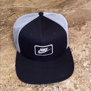 Nike men’s black and white mesh SnapBack